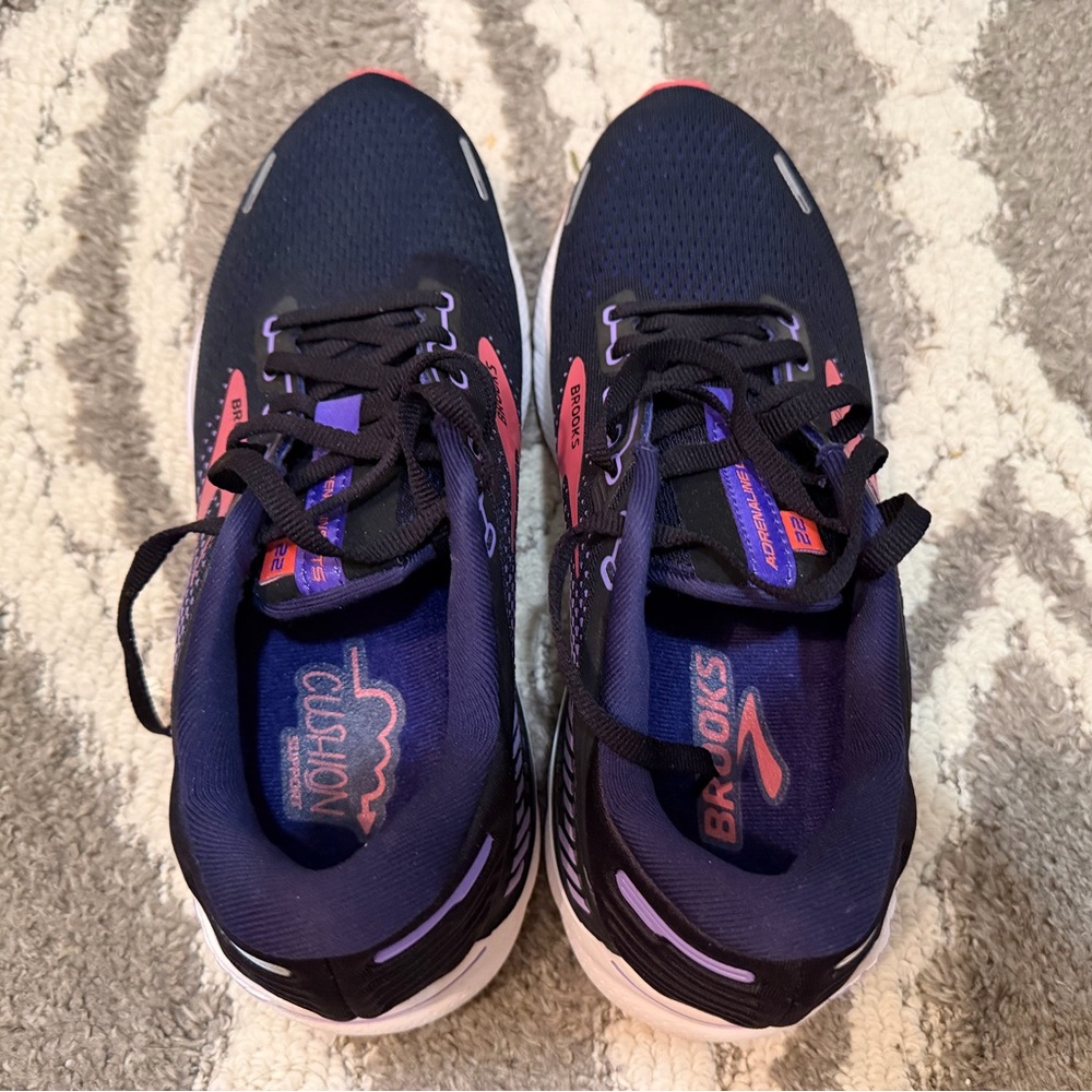 Brooks Women Adrenaline GTS 22 in 9.5
